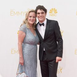 RJ Mitte y su madre en los Emmy 2014
