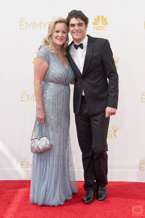 RJ Mitte y su madre en los Emmy 2014