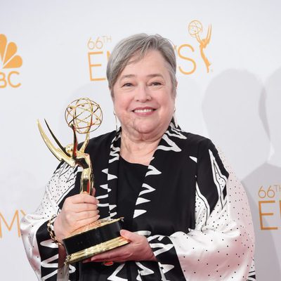 Kathy Bates posa con su Emmy 2014 a la Mejor actriz secundaria de Miniserie