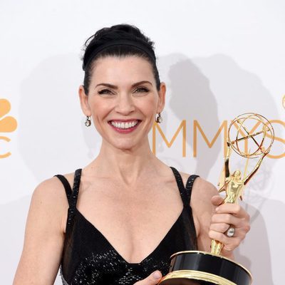 Julianna Margulies posa con su Emmy 2014 a la Mejor Actriz de Drama