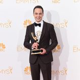 Jim Parsons posa con su Emmy 2014 al Mejor Actor de Comedia