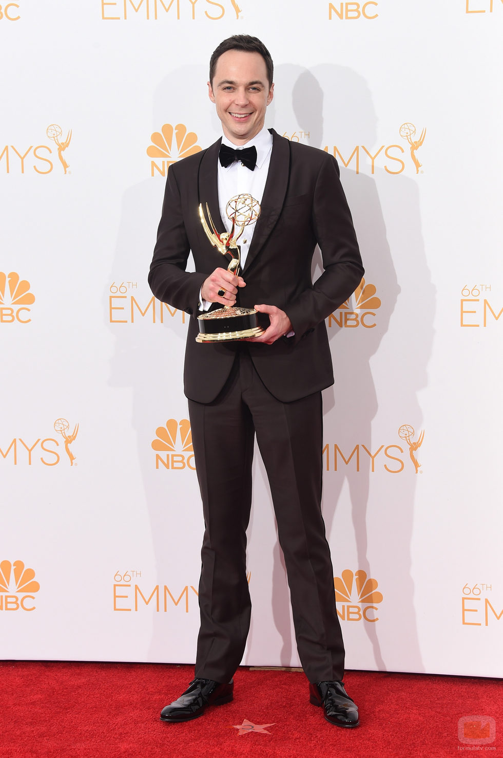 Jim Parsons posa con su Emmy 2014 al Mejor Actor de Comedia