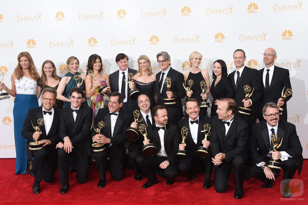 El equipo de 'Breaking Bad' posa tras conseguir el Emmy 2014 al Mejor Drama