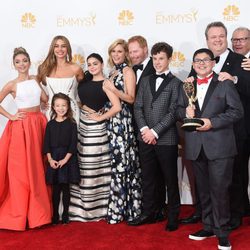El equipo de 'Modern Family' posa con el Emmy a Mejor comedia