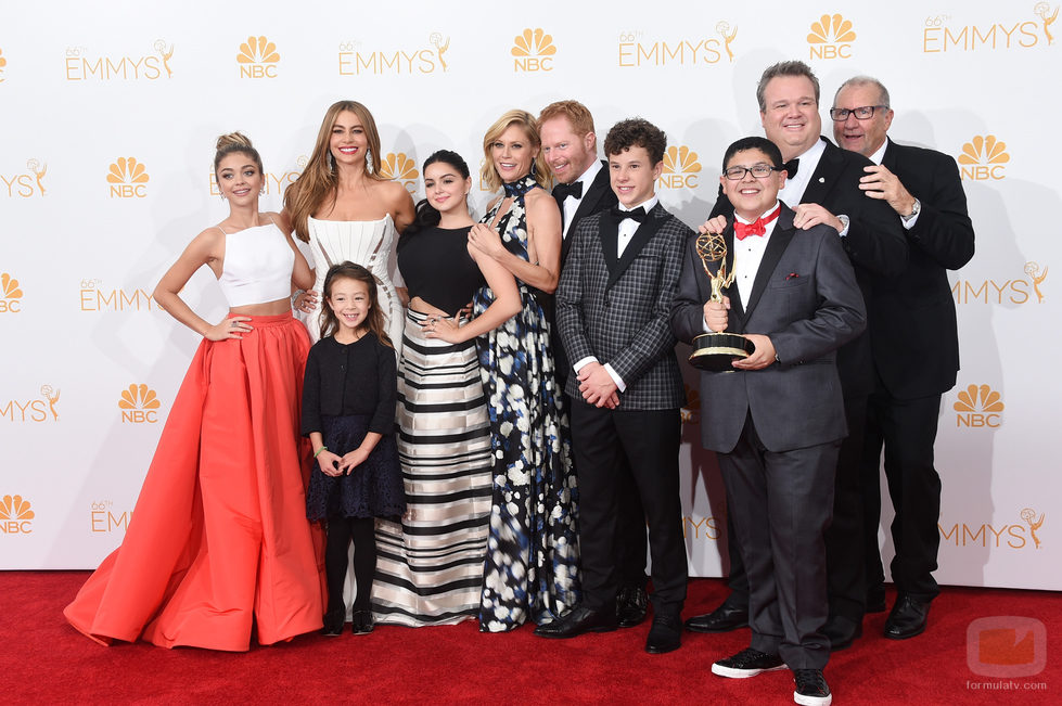El equipo de 'Modern Family' posa con el Emmy a Mejor comedia