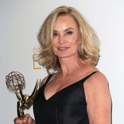Jessica Lange posa con su Emmy 2014 a la Mejor actriz de miniserie