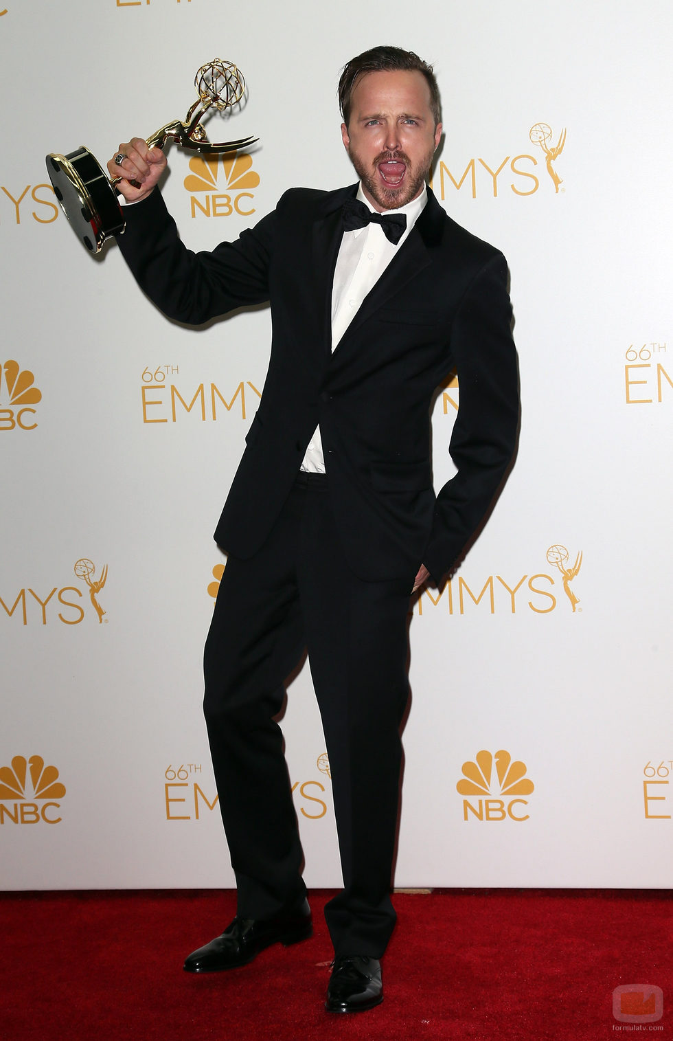 Aaron Paul con su Emmy 2014 al Mejor actor de reparto en drama por 'Breaking Bad'
