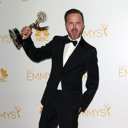 Aaron Paul con su Emmy 2014 al Mejor actor de reparto en drama por 'Breaking Bad'