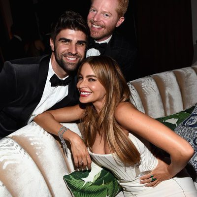 Jesse Tyler Ferguson, Justin Mikita y Sofia Vergara en los Emmy 2014