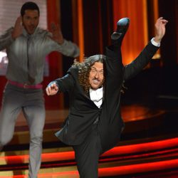"Weird Al" Yankovic canta la sintonía de las series en los Emmy 2014