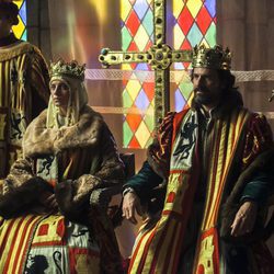 Los Reyes Católicos sentados en el trono