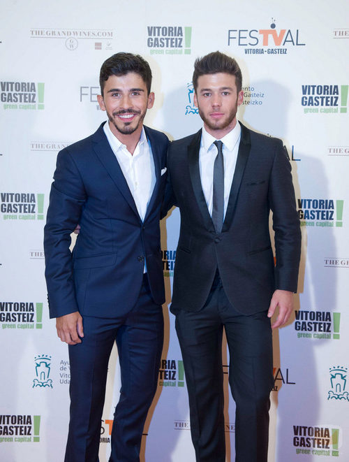 Victor Sevilla e Ignacio Montes posan en la alfombra naranja del FesTVal 2014