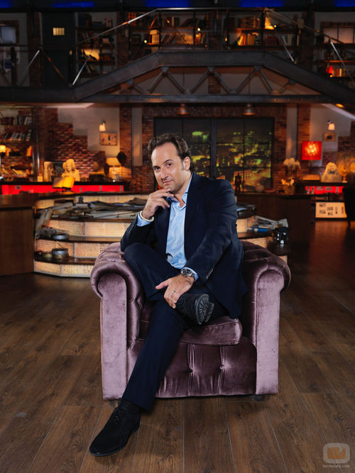 Iker Jiménez posa sentado en la décima temporada de 'Cuarto milenio'