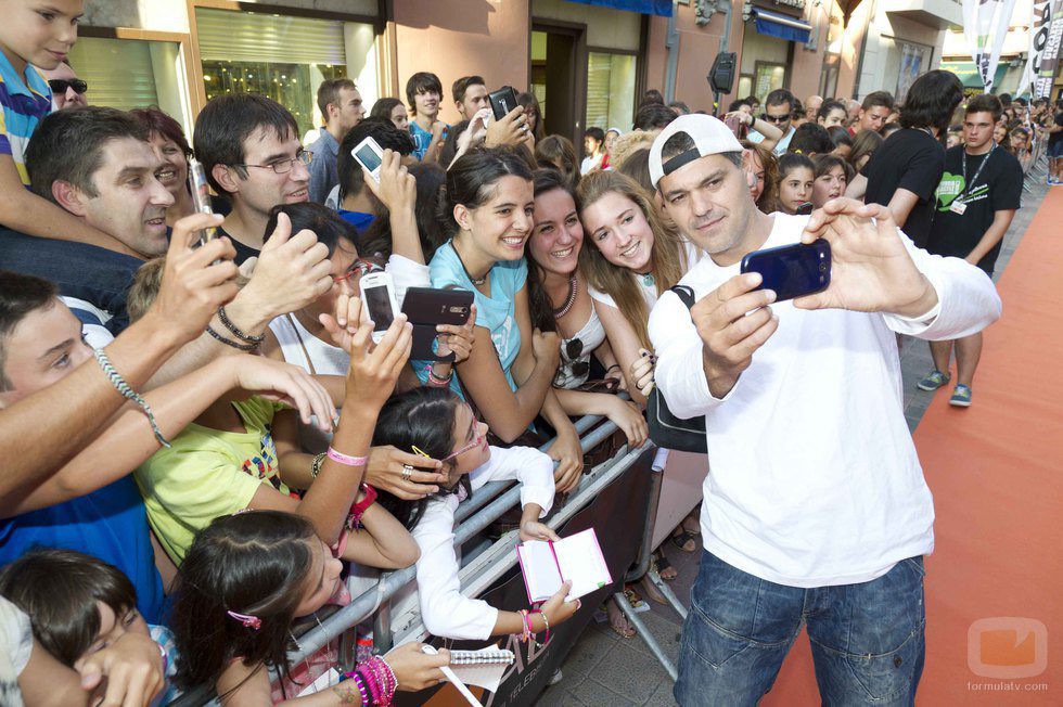 Frank Cuesta atiende a los fans en el FesTVal 2014