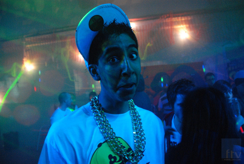 Dev Patel en una foto promocional de la serie 'Skins' como Anwar Kharral