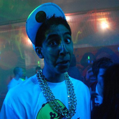 Dev Patel en una foto promocional de la serie 'Skins' como Anwar Kharral