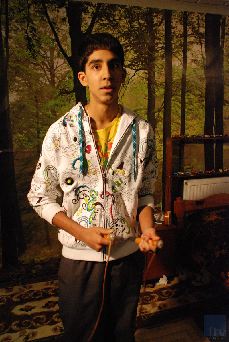 Dev Patel posa como su personaje en la serie 'Skins'