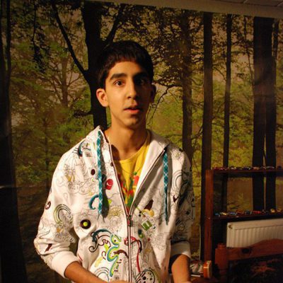 Dev Patel posa como su personaje en la serie 'Skins'