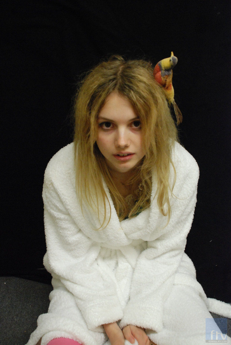 Hannah Murray posa en bata en una foto promocional de la serie 'Skins'