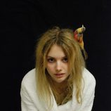 Hannah Murray posa en bata en una foto promocional de la serie 'Skins'