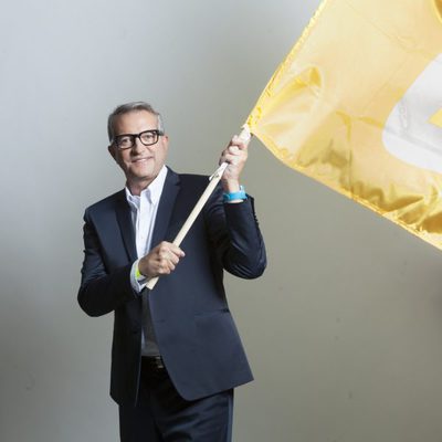 Carlos Fuentes posa con la bandera de 13TV