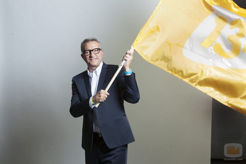 Carlos Fuentes posa con la bandera de 13TV