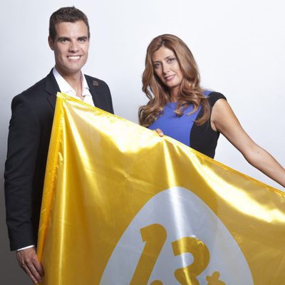 Patricia Betancort y David Alemán, presentadores de 'Detrás de la verdad' en 13TV