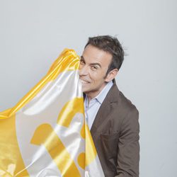 Felipe del Campo junto a la bandera del canal 13tv