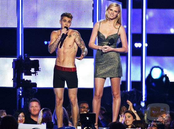 Justin Bieber, en calzoncillos junto a Lara Stone