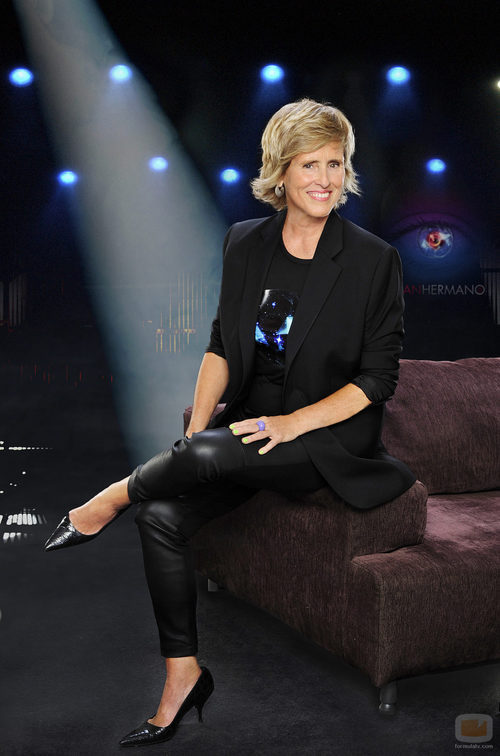 Mercedes Milá sentada en un sofá posa para la promoción de 'Gran hermano 15'