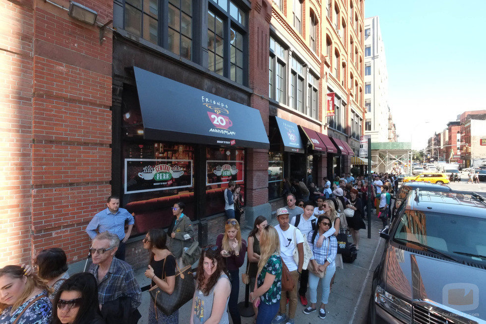 Enormes colas para visitar el 'Central Perk' de 'Friends' en Nueva York