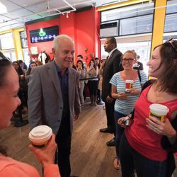 James Michael Tyler saluda a los fans de 'Friends' en Nueva York