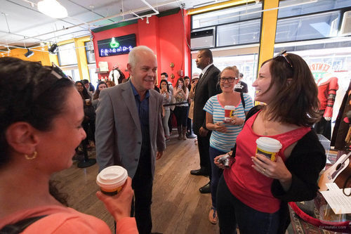 James Michael Tyler saluda a los fans de 'Friends' en Nueva York