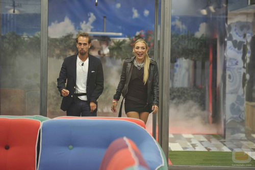 José y Paula entrando en la casa de 'Gran Hermano 15'