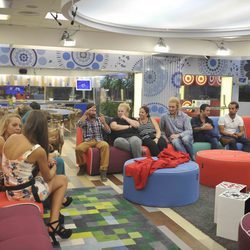 Los concursantes de 'Gran Hermano 15' reunidos en el salón