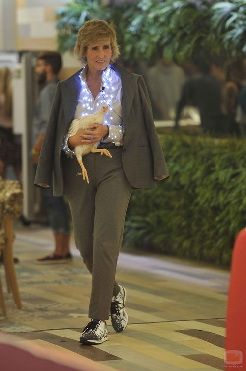 Mercedes Milá con una gallina en 'Gran Hermano 15'