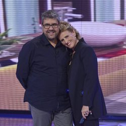 Mercedes Milá y Florentino Fernández posan con gesto cómplice en la segunda gala de 'Gran hermano 15'