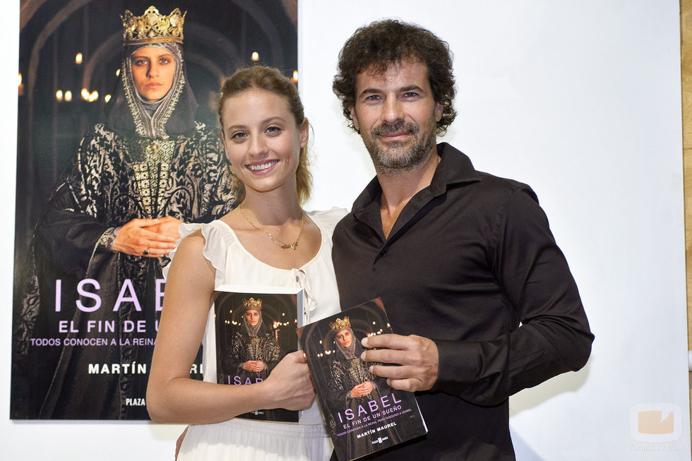 Michelle Jenner y Rodolfo Sancho presentando el tercer libro basado en 'Isabel'