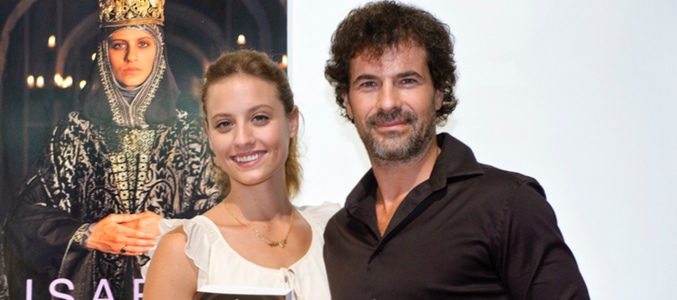 Michelle Jenner y Rodolfo Sancho presentando el tercer libro basado en 'Isabel'