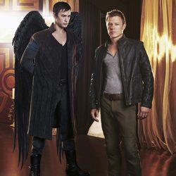 Alex Lannon y el arcángel Miguel de 'Dominion'