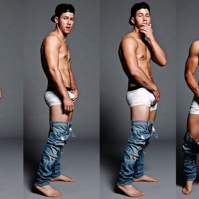 Nick Jonas en calzoncillos agarrándose el paquete