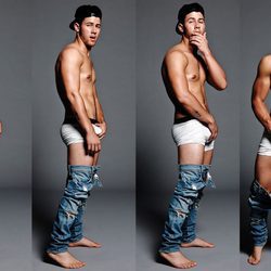 Nick Jonas en calzoncillos agarrándose el paquete