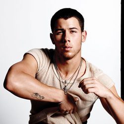 Nick Jonas se quita la camiseta para Flaunt