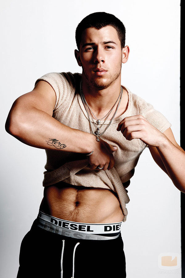 Nick Jonas se quita la camiseta para Flaunt