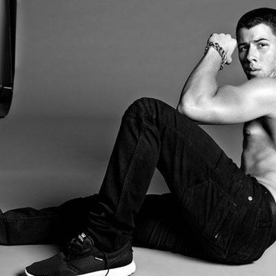 Nick Jonas con el torso desnudo