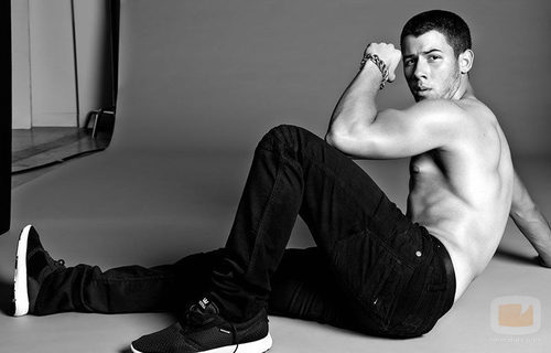 Nick Jonas con el torso desnudo