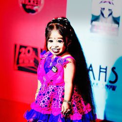 Jyoti Amge en el estreno de la nueva temporada de 'American Horror Story'