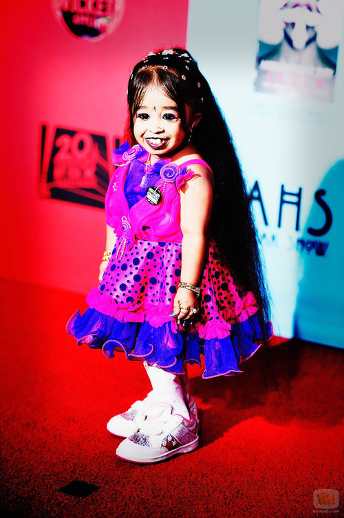 Jyoti Amge en el estreno de la nueva temporada de 'American Horror Story'
