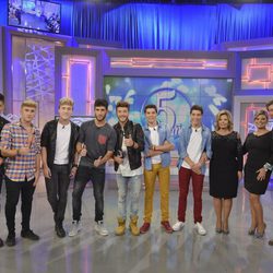 Auryn y Gemeliers junto con las Campos en el plató de '¡Qué tiempo tan feliz!'