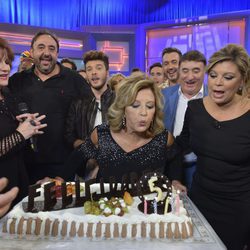 María Teresa Campos sopla las velas de la tarta del 5º aniversario de '¡Qué tiempo tan feliz!